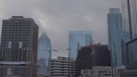 Panorámica-Ancha-De-Izquierda-A-Derecha-En-El-Horizonte-Nublado-De-Austin,-Texas