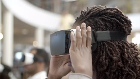 mujer joven con gafas de realidad virtual