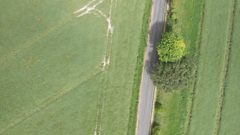 una vista aérea de una carretera rural en wiltshire, inglaterra