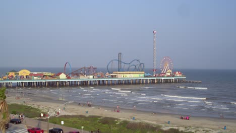 vista de drones del muelle de placer y la playa de galveston en galveston, texas