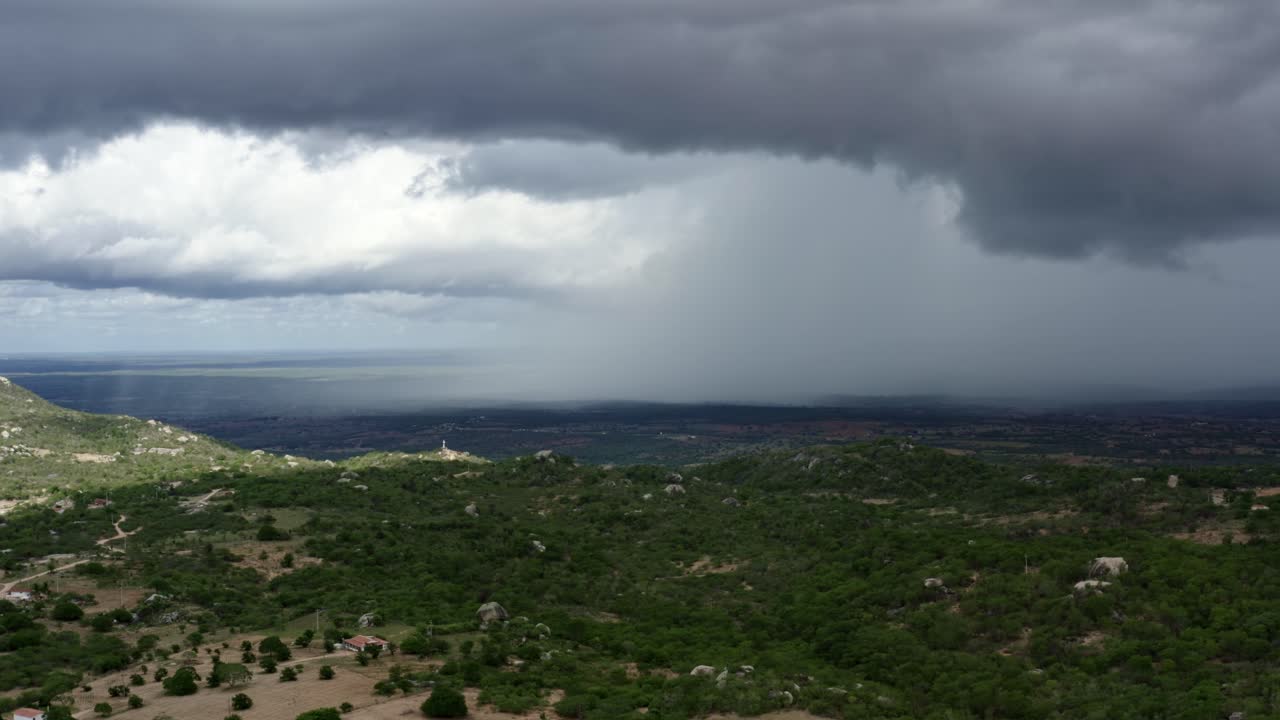 작은 시골집과 농지, 수 마일의 손길이 닿지 않은 땅이 있는 리오 그란데 두 노르테 주에 있는 브라질 시티오 노보의 아름다운 녹색과 바위가 많은 시골의 하강하는 공중 드론 샷