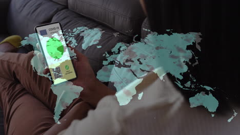 animación de una mujer con un teléfono inteligente con pasaporte de vacunación contra la covid-19 sobre el mapa del mundo