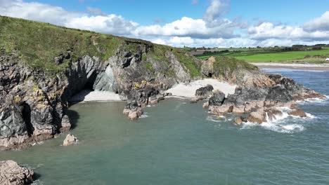 Waterford-Copper-Coast-Kleine-Felsige-Bucht,-Die-Am-Letzten-Sommertag-Vor-Dem-Wind-Geschützt-Ist