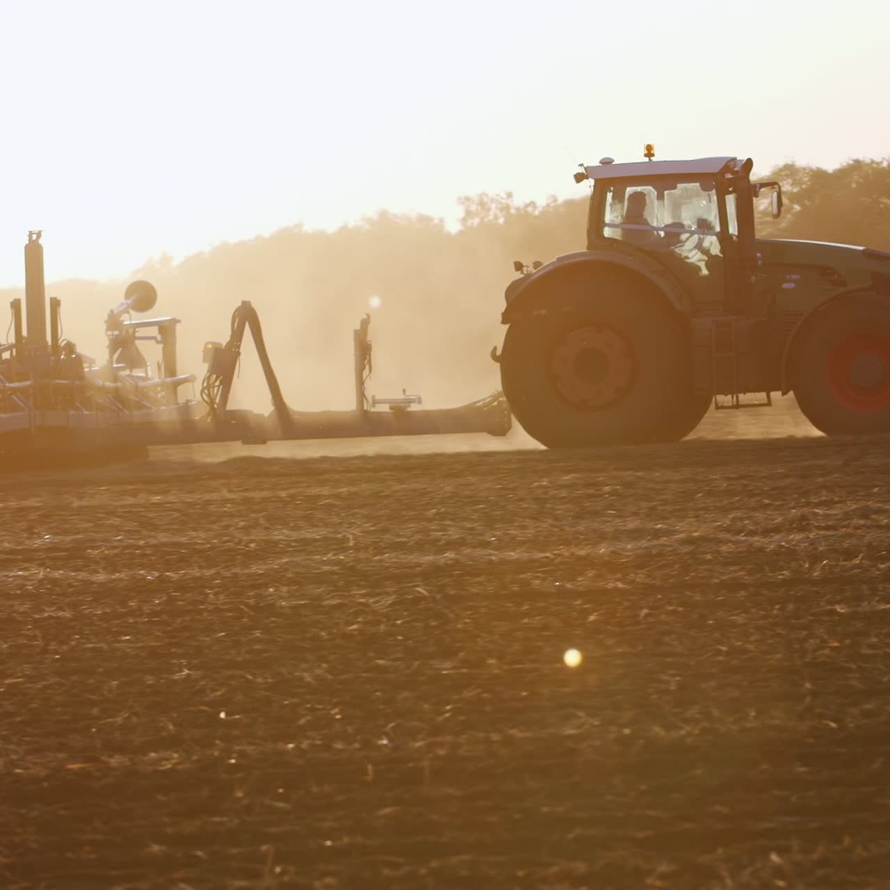 tractor ara a través del suelo 8