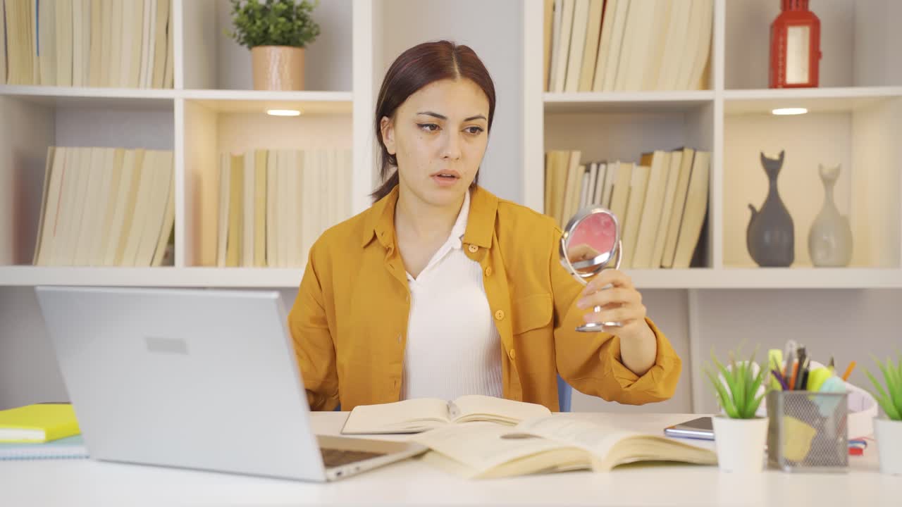 la estudiante presumida es feliz.