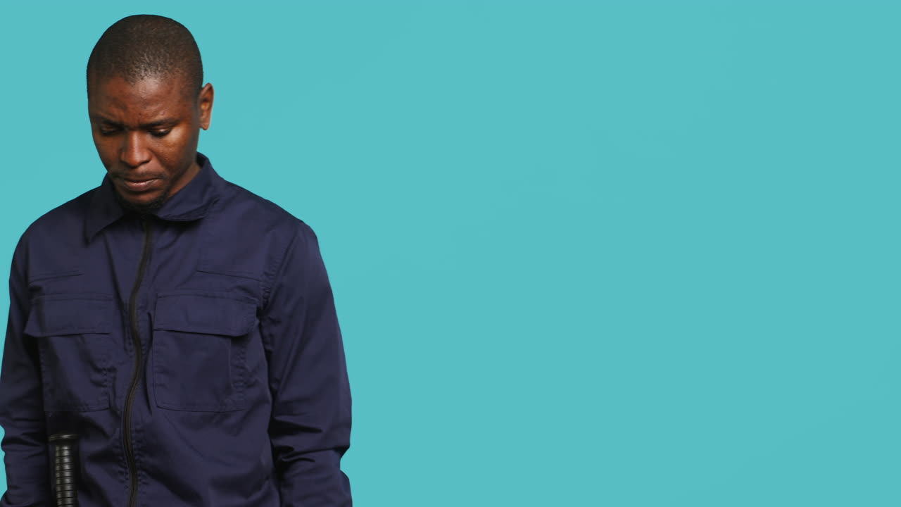 guardia de seguridad aburrido evitando la actividad criminal, patrullando alrededor de las instalaciones