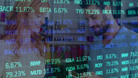 animación de datos financieros sobre mujeres y hombres caucásicos que utilizan pagos inalámbricos