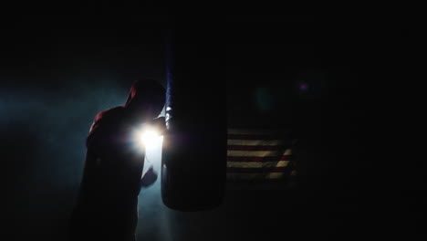 Trinity-Silueta-De-Luchador-En-El-Gimnasio---Golpea-Una-Pera-De-Boxeo