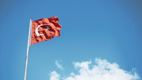 bandeira turca a agitar-se no céu