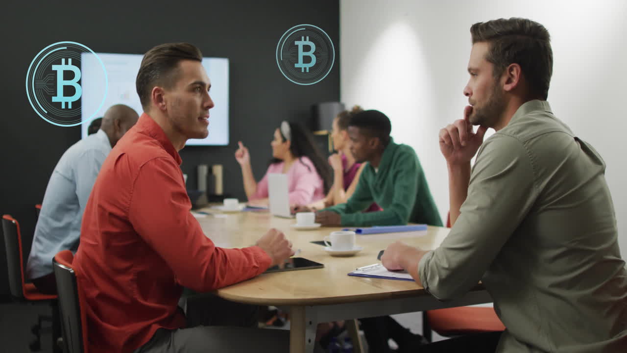 animación de bitcoins sobre diversas personas de negocios en la reunión