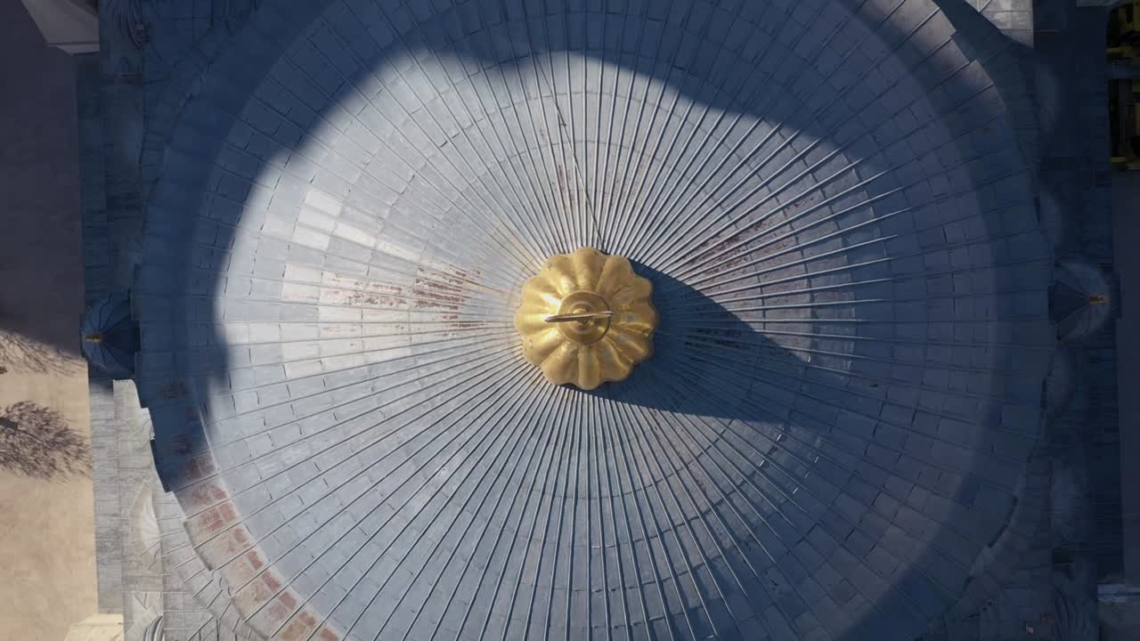 리카 카미, 이스탄불 드론 영상,  아웃