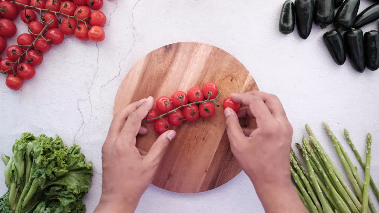 체리 토마토 및 다른 채소 준비
