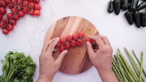 preparación de tomates cereza y otras verduras