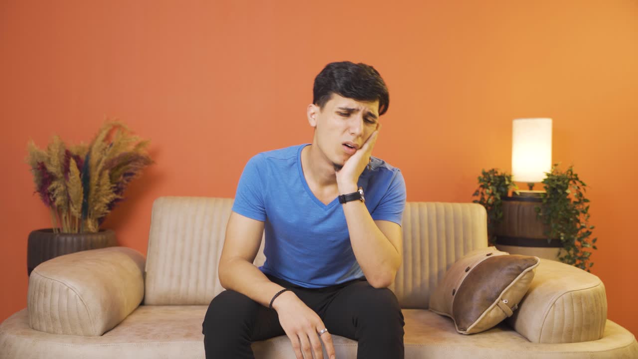 치통이 있는 남자.