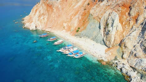 vista aérea en 4k de la isla de suluada en el mar de adrasan, antalya, turquía