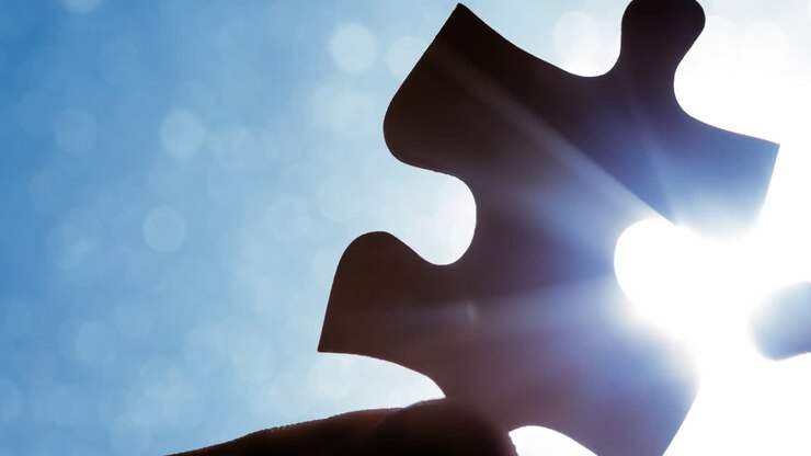 Animazione di un pezzo di puzzle su cielo blu e sole