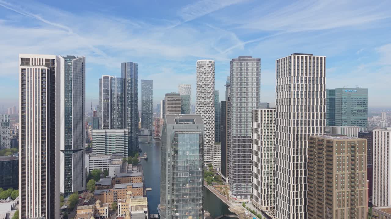 Distretto dei grattacieli di Canary Wharf, Londra, durante una giornata di sole.
