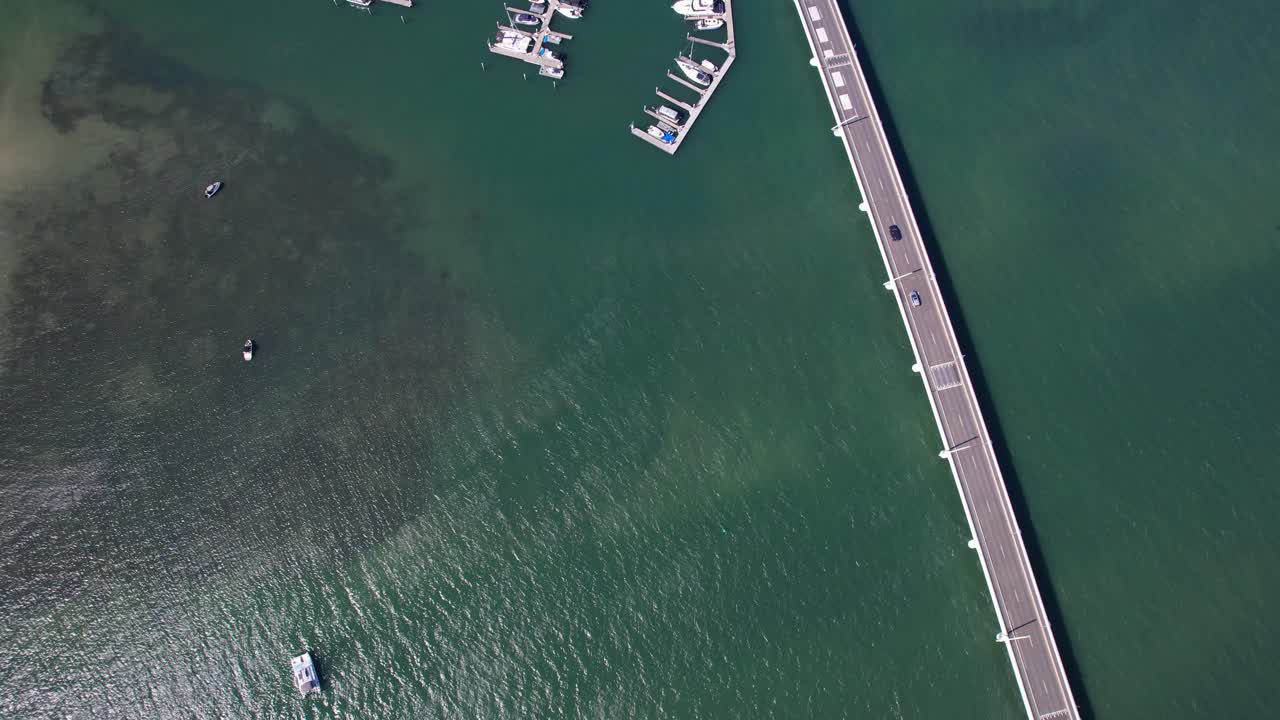 오스트레일리아 즐랜드의 파라다이스 포인트 (paradise point) 에 있는 에프라임 섬 다리를 가로지르는 차량