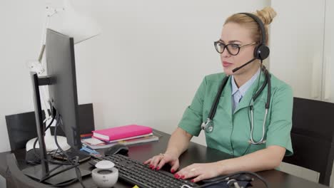 médico que utiliza una computadora durante una reunión en línea