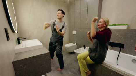 pareja bailando en un baño moderno