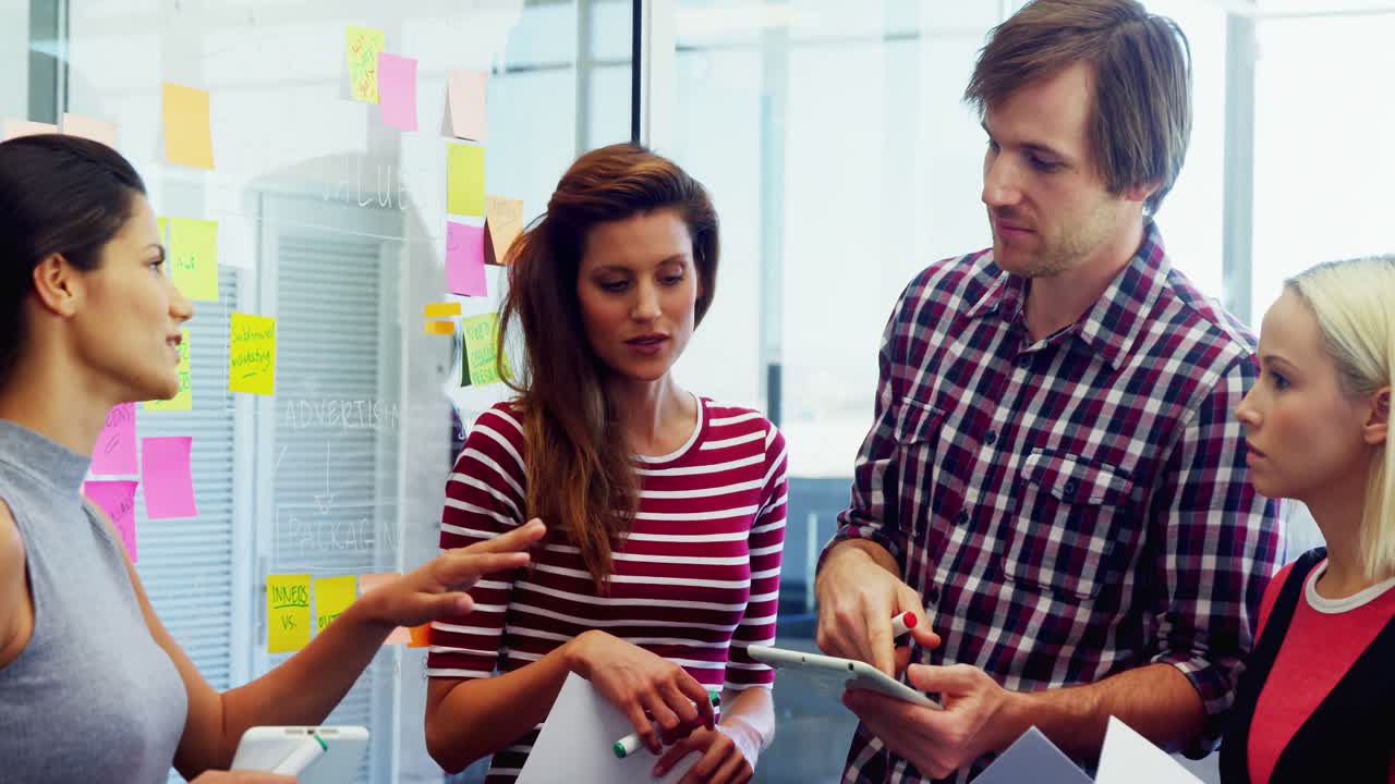 ejecutivos de negocios discutiendo sobre una tableta digital 4k