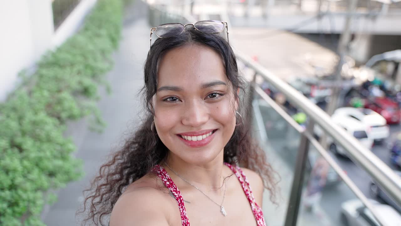 mujer sonriendo selfie en la ciudad