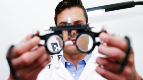 optometrista con el espejo de mesa