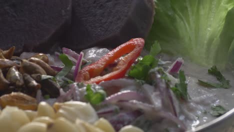 plato de ceviche peruano, presentado en una mesa giratoria listo para comer parte 1
