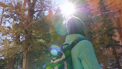 chica mujer senderismo con formación de rocas rojas y nieve cerca de bryce canyon en el sur de utah-8