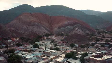 Stadt-Purmamarca-Und-Farbige-Berge-In-Argentinien,-Luftaufnahme