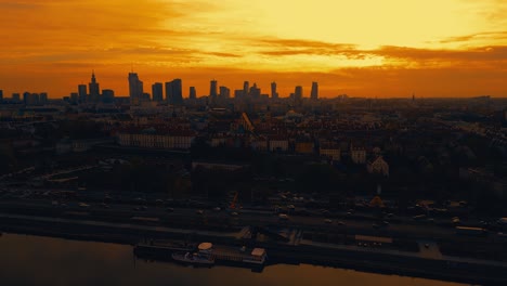 Hermosa-Vista-Panorámica-De-La-Puesta-De-Sol-Del-Horizonte-De-Drones-Aéreos-Del-Centro-De-La-Ciudad-De-Varsovia-Con-Rascacielos-De-La-Ciudad-De-Varsovia-Y-El-Casco-Antiguo-De-Varsovia-Con-Una-Plaza-Del-Mercado-Y-Una-Estatua-De-Sirena,-Polonia,-Ue