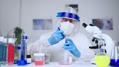 científico que trabaja en un laboratorio