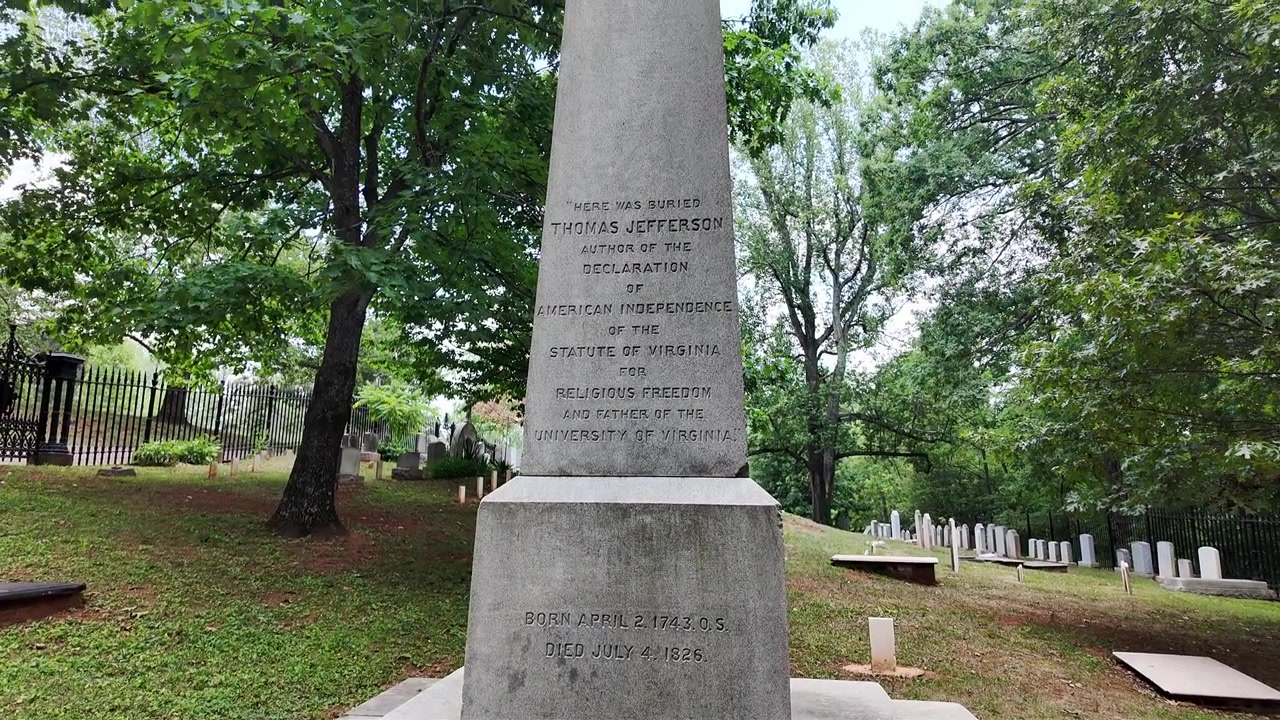 Makam Presiden dan Bapak Pendiri, Thomas Jefferson, di pemakaman keluarga Jefferson di Virginia.