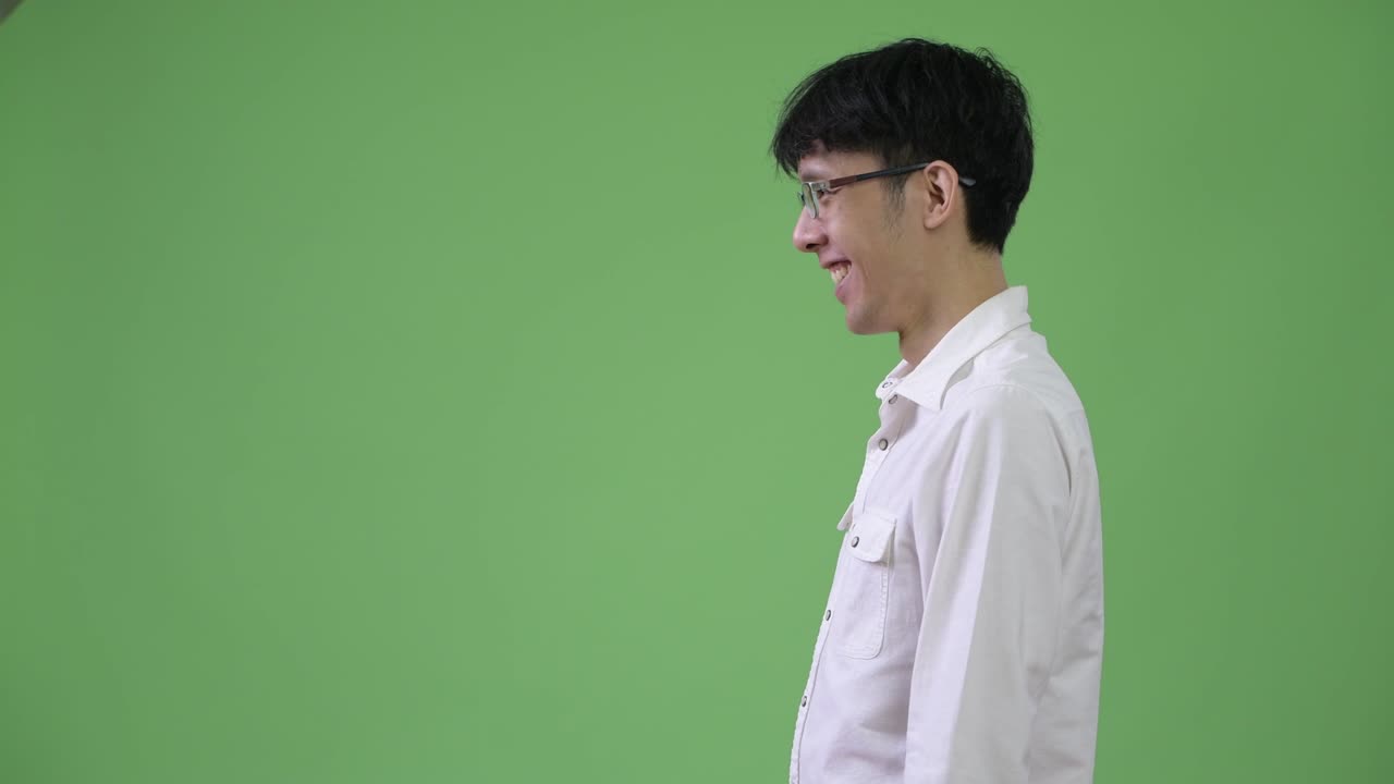 웃는 행복한 젊은 아시아 사업가의 프로파일 뷰