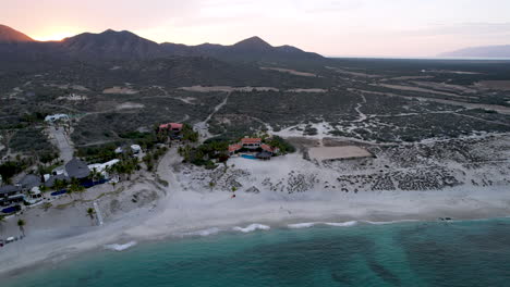 toma de drones de los restaurantes exclusivos en la línea de playa de los cabos en méxico