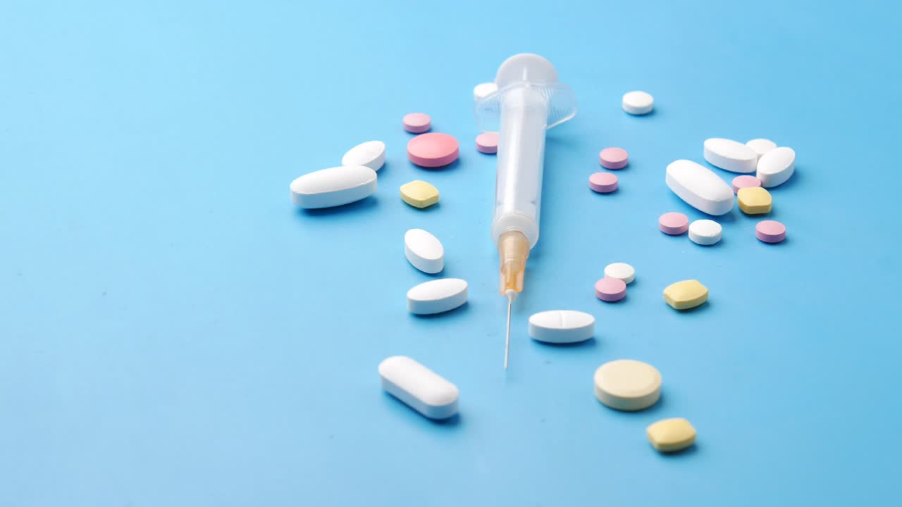 주사기 및 각종 알약