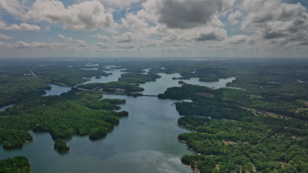 호수 하트웰 조지아 에어리얼 v5 드론 플라이오버 인공 인공 저수지 호수  ⁇ 의 집과 호수를 가로질러 달리는 interstate highway route 85 - mavic 3 cine - april 2022