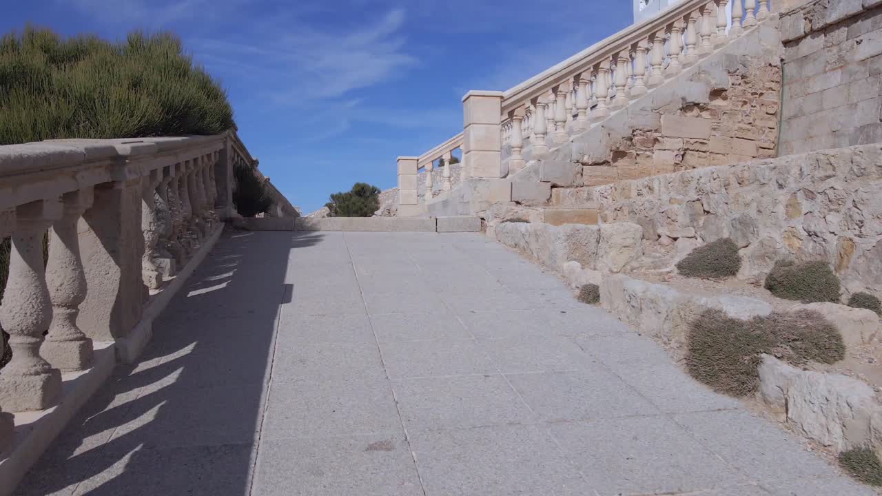 explore el sinuoso camino que conduce al icónico faro de formentor. disfrute de las impresionantes vistas costeras del cabo de for mentor en la soleada mallorca.