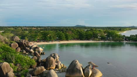 grandes rocas en la costa costera de tanjung tinggi