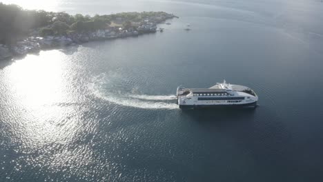 El-Ferry-Fastcat-De-Pasajeros-Local-Sale-Del-Puerto-En-Un-Día-Soleado-De-Verano-En-Filipinas