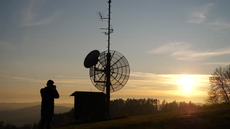 fotógrafo tomando fotos de hermosos paisajes, montañas y puesta de sol