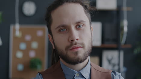 retrato del hombre en la oficina