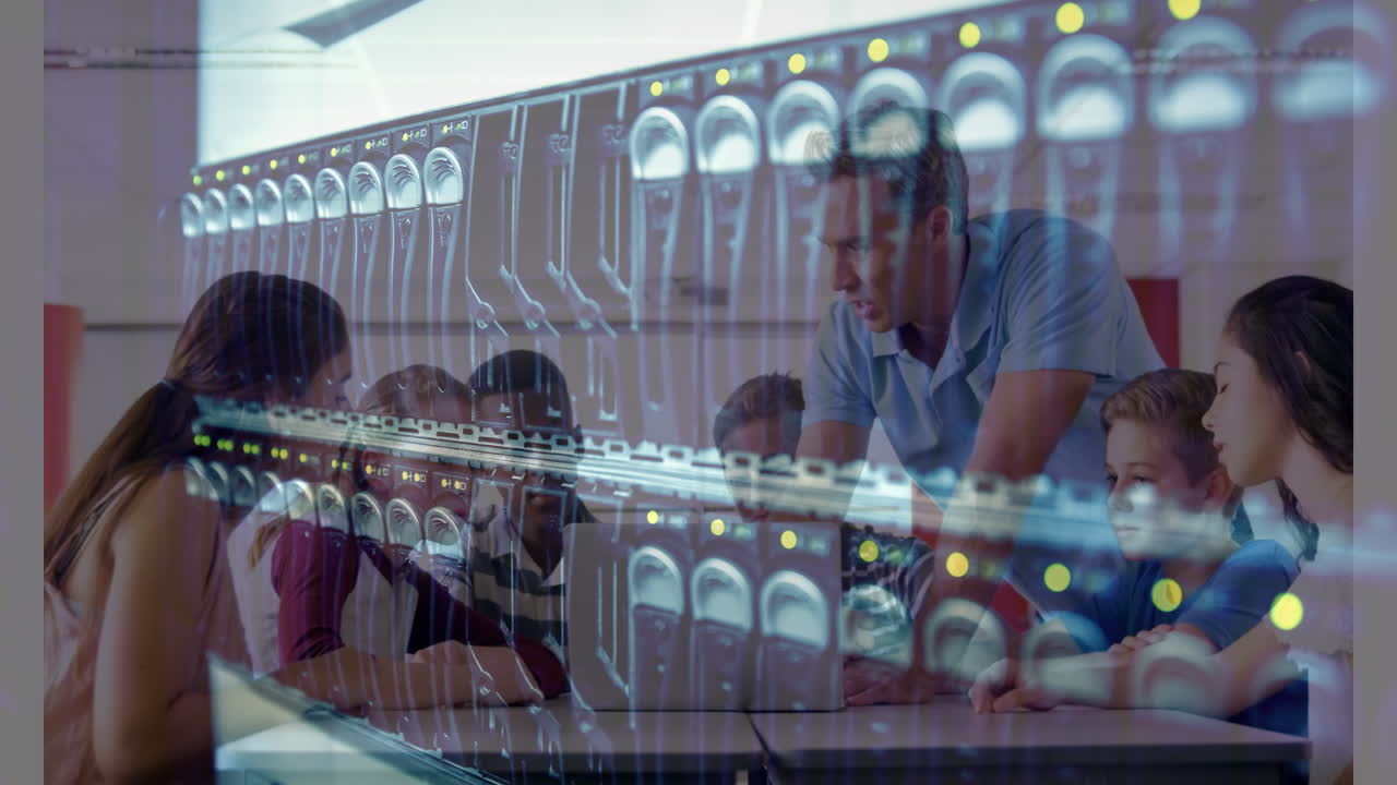 animación del servidor de computadora sobre los estudiantes y el maestro