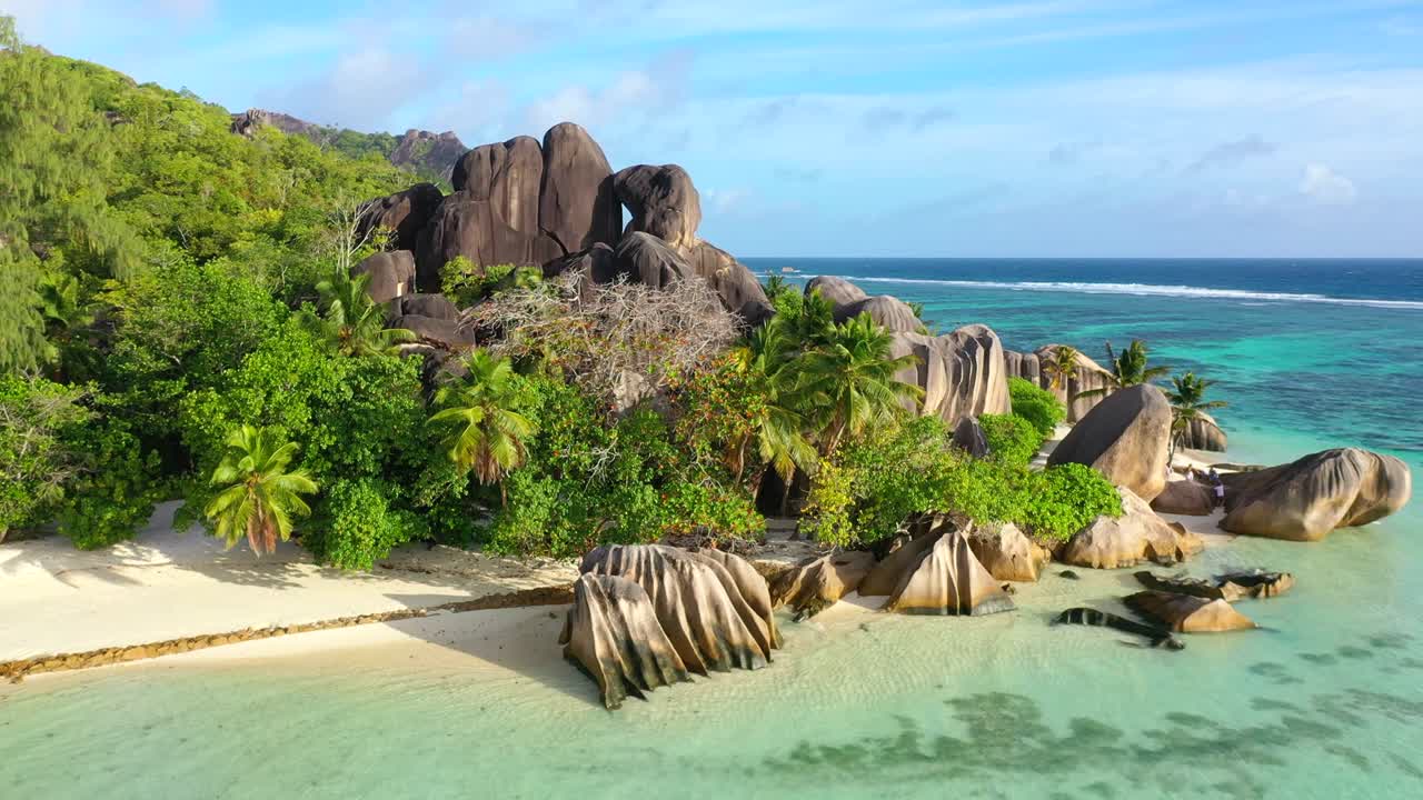 Volando sopra Anse Source d'Argent sull'isola di La Digue nelle Seychelles