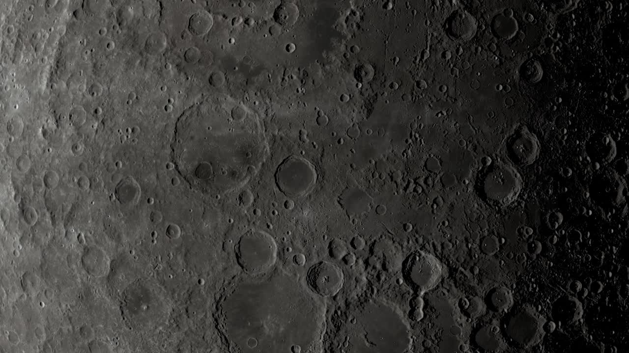 크레이터가 많은 달 표면 회전