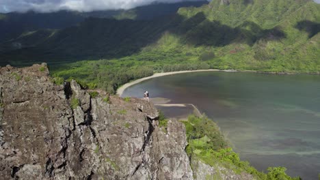 Excursionistas-En-El-Pico-De-La-Montaña-Del-León-Agazapado-Con-El-Estanque-De-Peces-Huilua,-La-Playa-De-La-Bahía-De-Kahana-Y-El-Parque-Estatal-Ahupua&#39