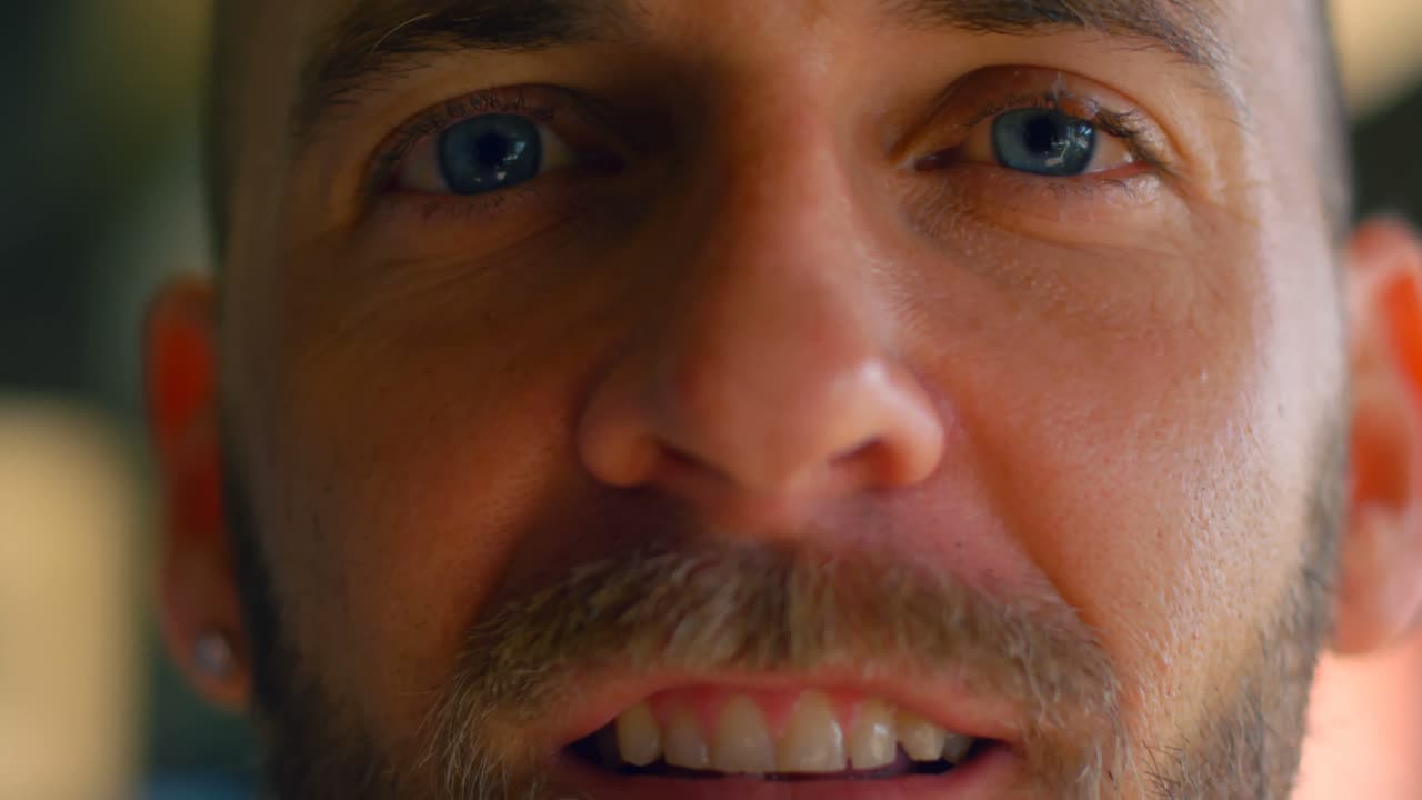 ejecutivo masculino sonriendo en la cafetería 4k