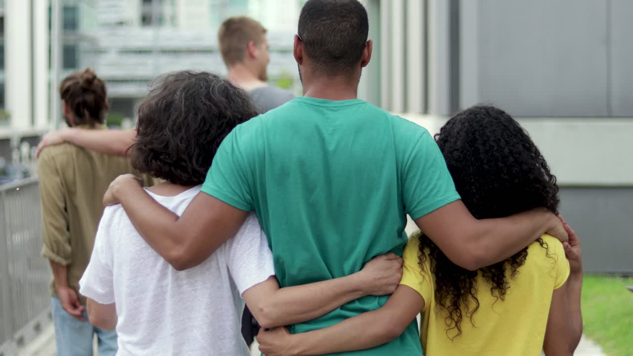 거리 에서  ⁇ 고 있는 친구 들 의 뒷면