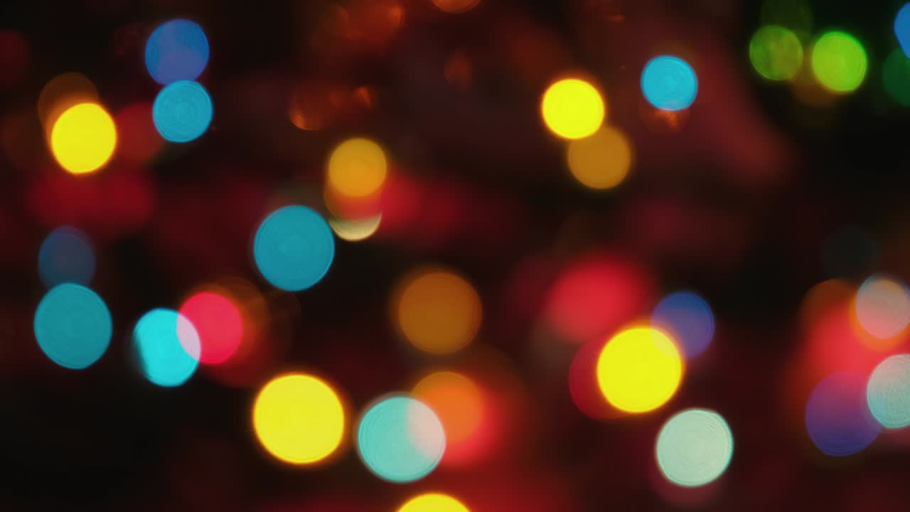 hermosas luces de guirnaldas de navidad están parpadeando en un fondo oscuro. decoración para la fiesta o navidad. concepto de vacaciones de invierno