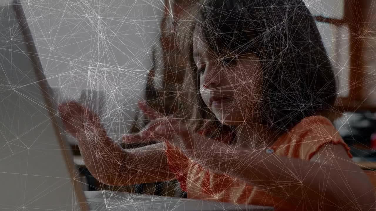 노트북을 사용하는 백인 소녀에 대한 데이터 처리 애니메이션